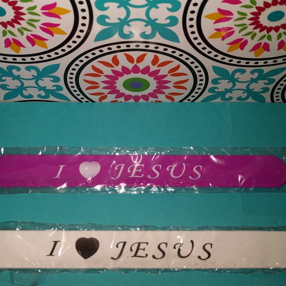 "I ♥️ JESUS" text printed- Snap-Cuff Bracelet - Picture 6 of 9